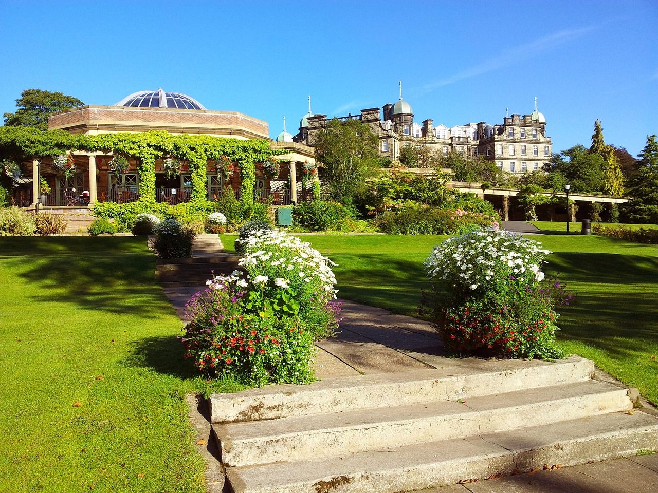 Gardens and historic buildings in Harrogate