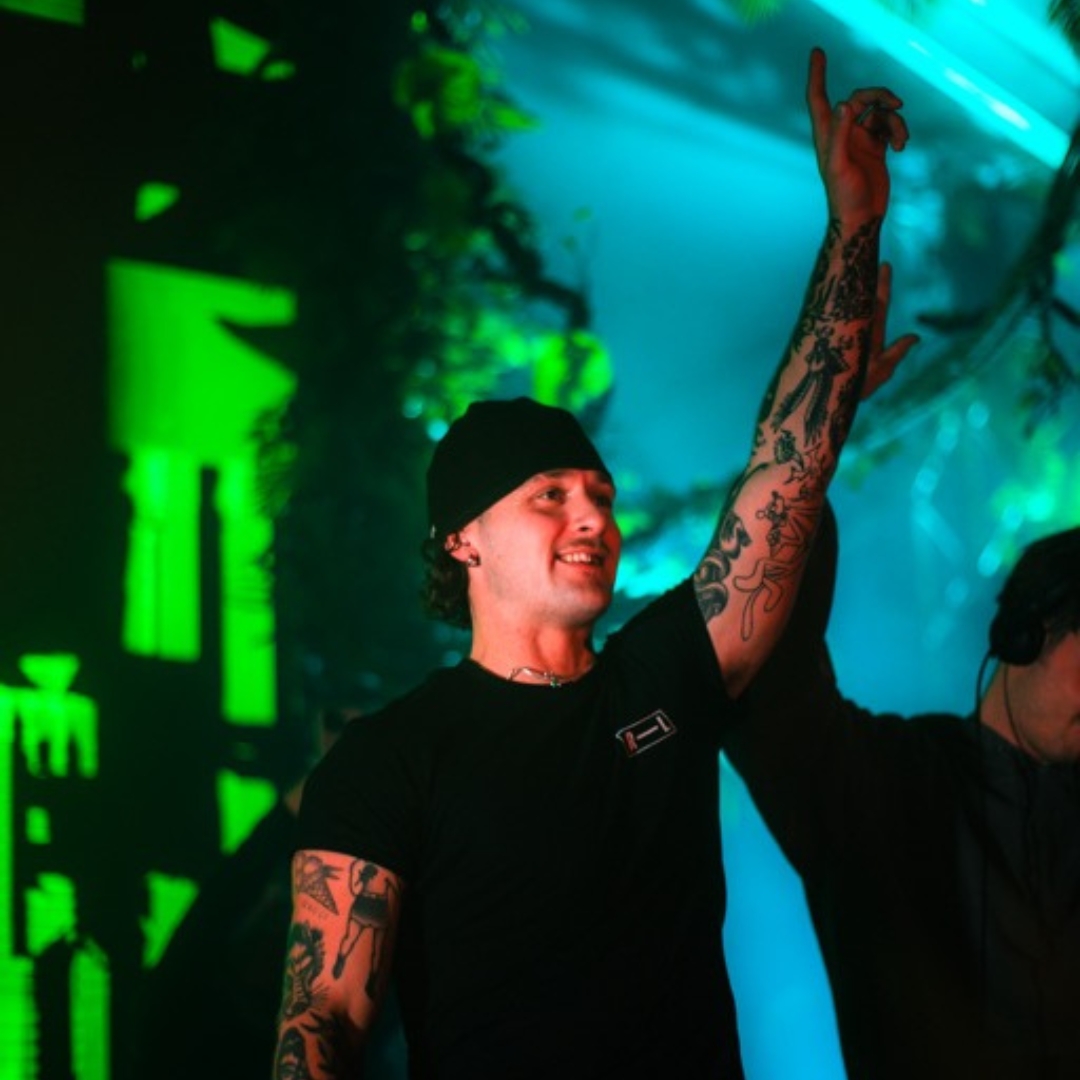 Terminal V coach travel image 2